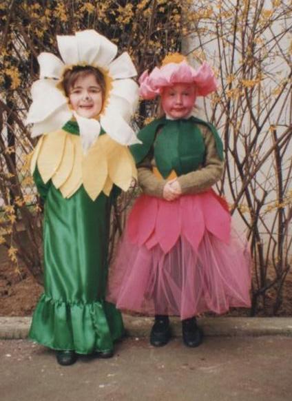 deux fleur dans un jardin